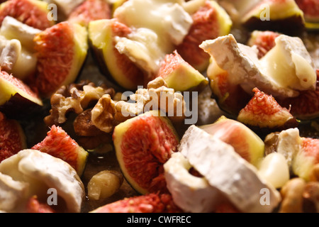 Sfornati freschi fichi con formaggio di capra e noci Foto Stock