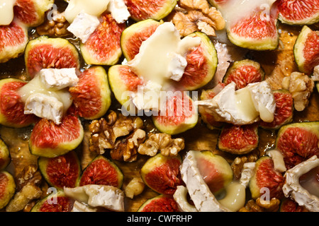 Sfornati freschi fichi con formaggio di capra e noci Foto Stock