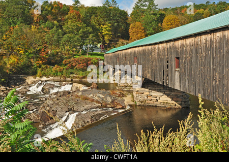Stati Uniti d'America, USA, New England, New Hampshire, bagno, ponte coperto sul fiume 1832 Foto Stock