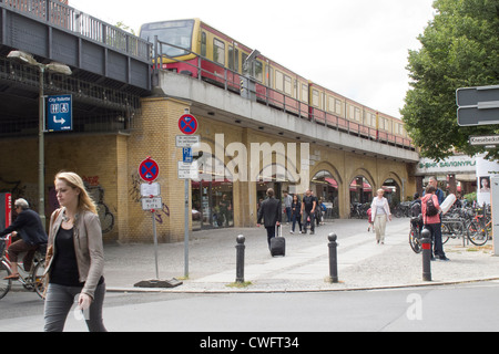 Berlino 2012 - Savigny Platz con un S Bahn treno che ci passa sopra la testa Foto Stock