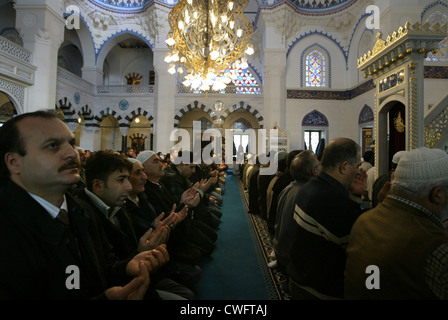 Berlino, i musulmani pregano nella moschea Sehitlik Foto Stock