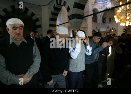 Berlino, i musulmani pregano nella moschea Sehitlik Foto Stock