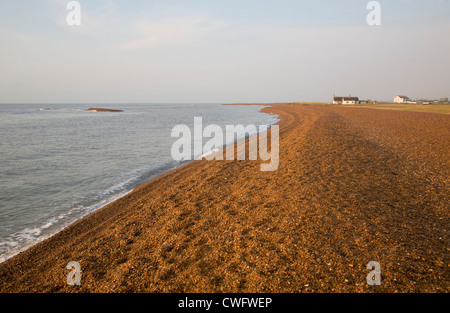 Mare bungalow sulla spiaggia di ciottoli di Suffolk Street Inghilterra Foto Stock