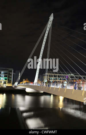 Samuel Beckett Bridge a Dublino di notte Foto Stock