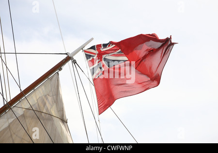 Red Ensign bandiera sulla barca a vela Foto Stock