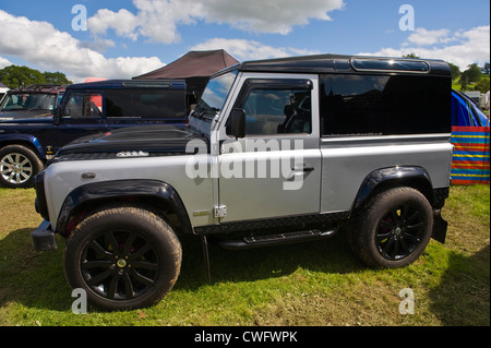 Personalizzato di 4x4 Land Rover Defender SVX a Eastnor annuale Land Rover Visualizza Herefordshire England Regno Unito Foto Stock