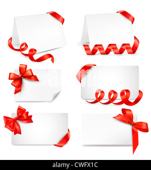 Insieme di note sulla scheda rossa con archetti in regalo con nastri Foto Stock