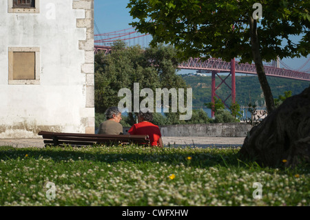 Donne anziane che parlano sedute su una panchina del parco. Lisbona, Portogallo Foto Stock