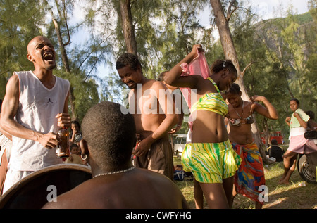 Ballare la gente sulla spiaggia di La Morne Brabant (Maurizio) Foto Stock