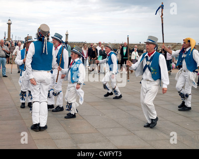 Morris ballerini sulla banchina a settimana della musica folk di Whitby 2012 Foto Stock