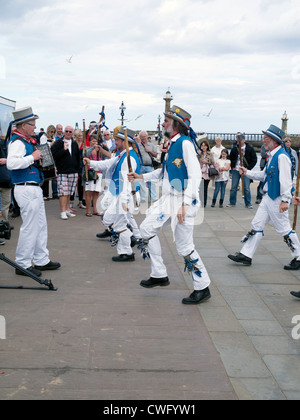 Morris ballerini sulla banchina a settimana della musica folk di Whitby 2012 Foto Stock