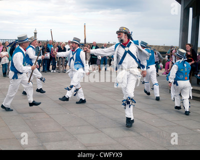 Morris ballerini sulla banchina a settimana della musica folk di Whitby 2012 Foto Stock