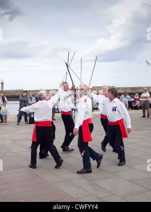 Spada ballerini sulla banchina a settimana della musica folk di Whitby 2012 Foto Stock