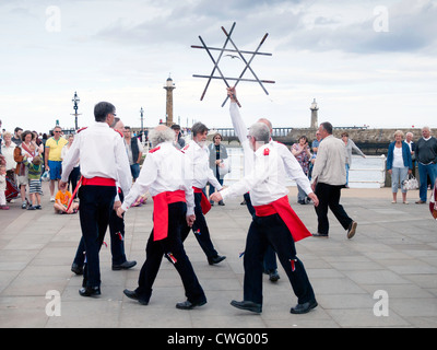 Spada ballerini sulla banchina a settimana della musica folk di Whitby 2012 Foto Stock