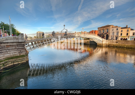 Il Halfpenny ponte sopra il fiume Liffey a Dublino in Irlanda in estate Foto Stock