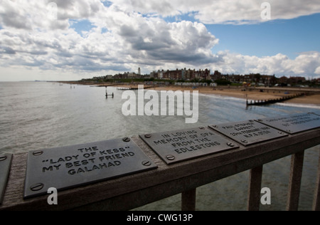 Le placche sul molo Southwold nel Suffolk guardando verso il faro Foto Stock