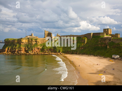 Priory e il castello di re Edward's Bay, Tynemouth, Northumberland, England, Regno Unito Foto Stock