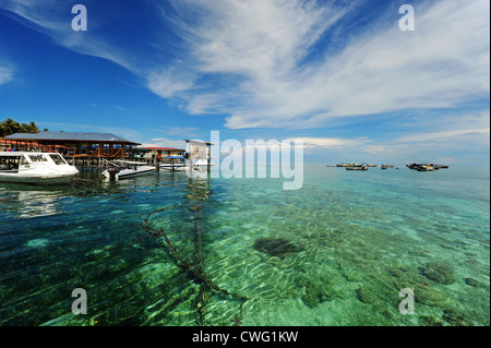 La Malesia, Borneo, Semporna, Mabul, Dayak Lau (zingari del mare) che vivono su barche e case di legno su stilt Foto Stock