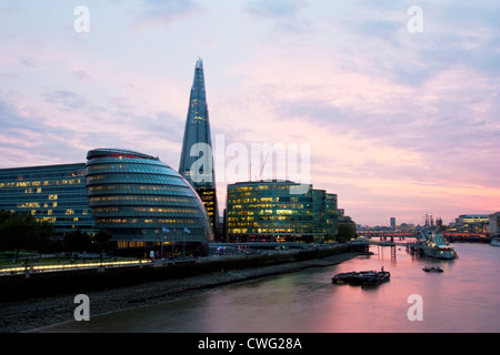 La Shard al tramonto riflettente nel Tamigi a Londra Foto Stock