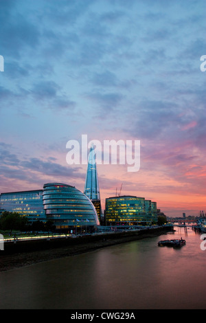 La Shard al tramonto riflettente nel Tamigi a Londra Foto Stock