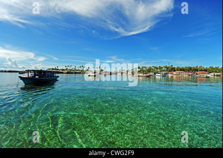 La Malesia, Borneo, Semporna, Mabul, Dayak Lau (zingari del mare) che vivono su barche e case di legno su stilt Foto Stock