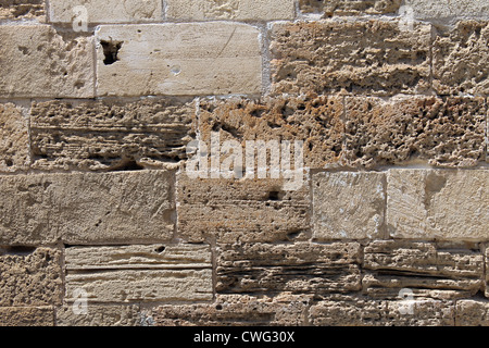 Antico muro di mattoni del vecchio edificio romano con superficie testurizzata. Foto Stock