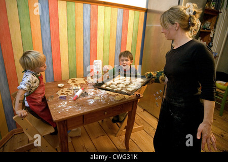 Berlino, madre cuoce con i suoi bambini Plaetzchen Foto Stock