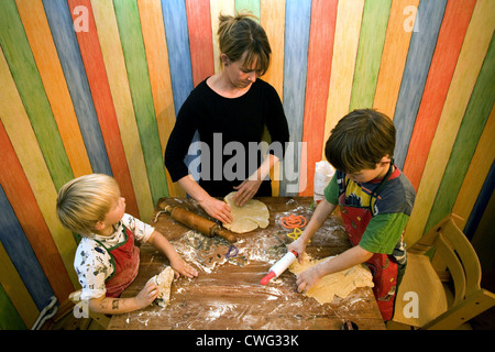 Berlino, madre cuoce con i suoi bambini Plaetzchen Foto Stock