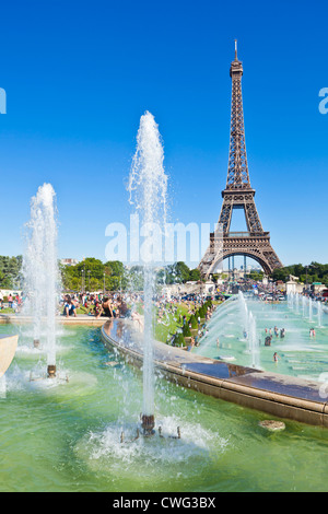 Lo skyline di Parigi Francia UE Europa torre Eiffel Trocadero con fontane