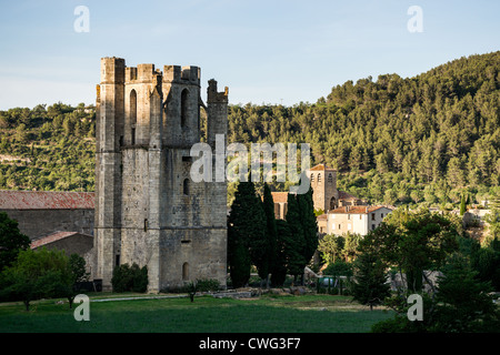 Campanile ottagonale della Abbazia nel villaggio di Lagrasse nel Languedoc, Francia. Foto Stock