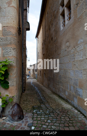 Una stretta strada di ciottoli di Saint Emilion, Francia meridionale Foto Stock