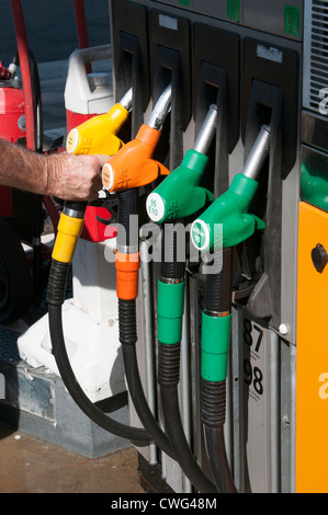 Selezione per colore della pompa del combustibile ad un self-service di stazione di benzina Foto Stock