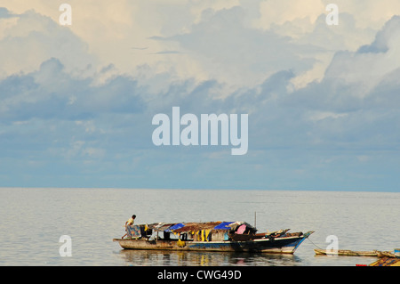 La Malesia, Borneo, Semporna, Mabul, Dayak Lau (zingari del mare) che vivono su barche e case di legno su stilt Foto Stock