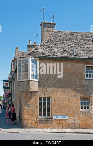 Edificio quadrato con finestra di baia e il Red Lion Inn angolo di Sheep Street e abbassare High Street Chipping Campden Cotswolds Inghilterra Foto Stock