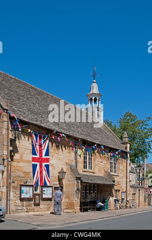 Il Grade ii Listed Old Town Hall e un orologio con Union Jack flag Chipping Campden Cotswolds Gloucestershire in Inghilterra Foto Stock