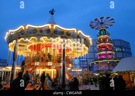 Mercatino di Natale con le giostre e la piramide di Natale da Monti Metalliferi, Monti Metalliferi, Alexanderplatz Berlino Foto Stock