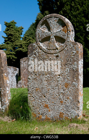 1813 antica tomba di pietra con il lichen e svasata croce cristiana all'interno del cerchio in St James sagrato Chipping Campden Cotswolds Foto Stock