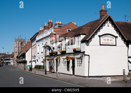 Il Windmill Inn Public House e vecchi edifici medievali su Church Street Statford upon Avon con Guild Chapel alla fine della strada Foto Stock