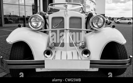 Close up white Beauford auto nozze in monocromia parcheggiata fuori della contea di Derby Pride Park Stadium Foto Stock