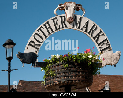 Vecchio ferro battuto segno per Rother Mercato con cesto fiorito e gli emblemi di maiale di vacca e pecora Stratford upon Avon Inghilterra Foto Stock