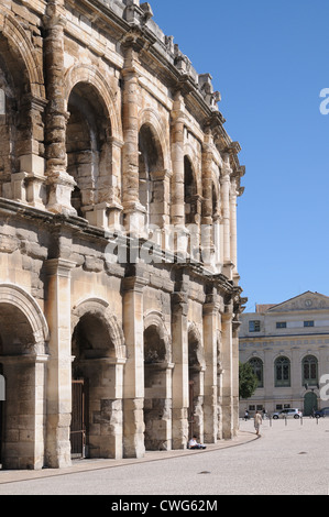 Dettaglio dell'esterno dell'anfiteatro romano o arena Nimes Francia risalente circa 100ad archi che mostra Foto Stock