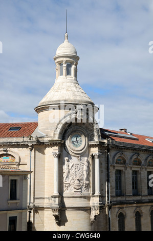 Orologio classico sulla fine del XIX secolo la costruzione di giunzione di Rue Jean Reboul e Boulevard Victor Hugo da Arena Nimes Francia Foto Stock