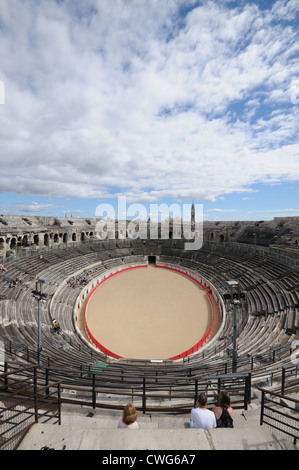 Interno dell'anfiteatro romano o arena Nimes Francia risalente circa 100annuncio che mostra la forma ellittica Foto Stock