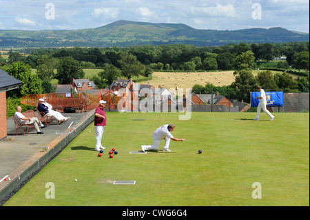 Montgomery Bowls club Montgomeryshire Powys Wales. Bowling rurale uomini verdi che giocano bocce Foto Stock