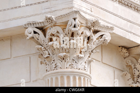 Dettaglio della Maison Carree Tempio romano conosciuta come la casa quadrata che mostra i capitelli corinzi in Nimes Francia Foto Stock