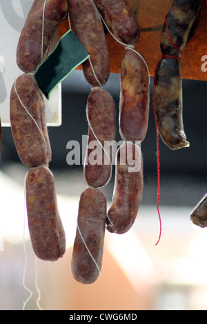 Salame salsicce appeso ad un mercato in stallo in Spagna. Foto Stock