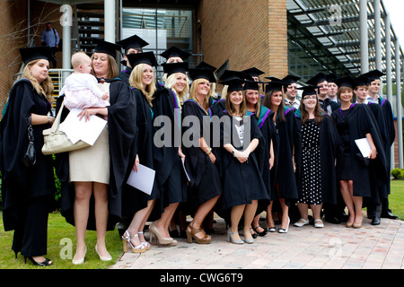 La collina di bordo gli Studenti Universitari sulla graduazione in posa per le fotografie sulla graduazione - nei loro abiti e schede di malta & tacchi alti Foto Stock