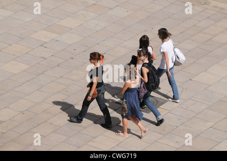 Cinque giovani donne studentesse a piedi in Piazza Carree Nimes Francia visto dal di sopra Foto Stock