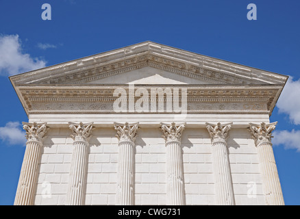 Dettaglio della Maison Carree Tempio romano conosciuta come la casa quadrata che mostra il timpano e capitelli corinzi in Nimes Francia Foto Stock