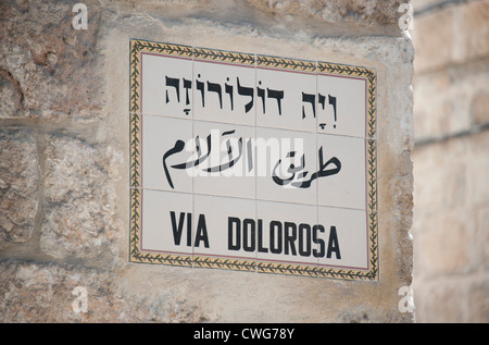 Un segno che indica Via Dolorasa, una strada nella città vecchia di Gerusalemme ritiene essere il percorso principale che Gesù Cristo ha preso. Foto Stock